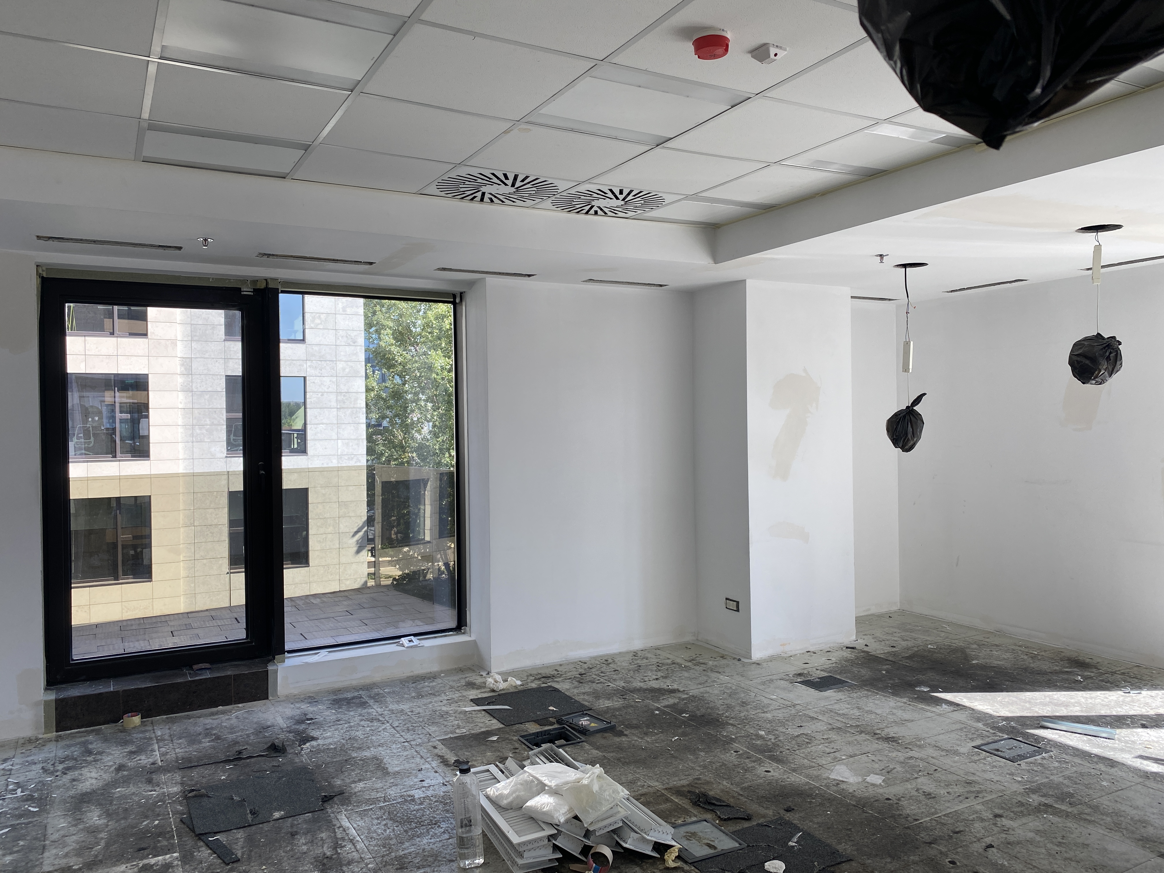Zugrav Iași — Renovare spațiu comercial, birou (Iași) — În timpul construcției 1