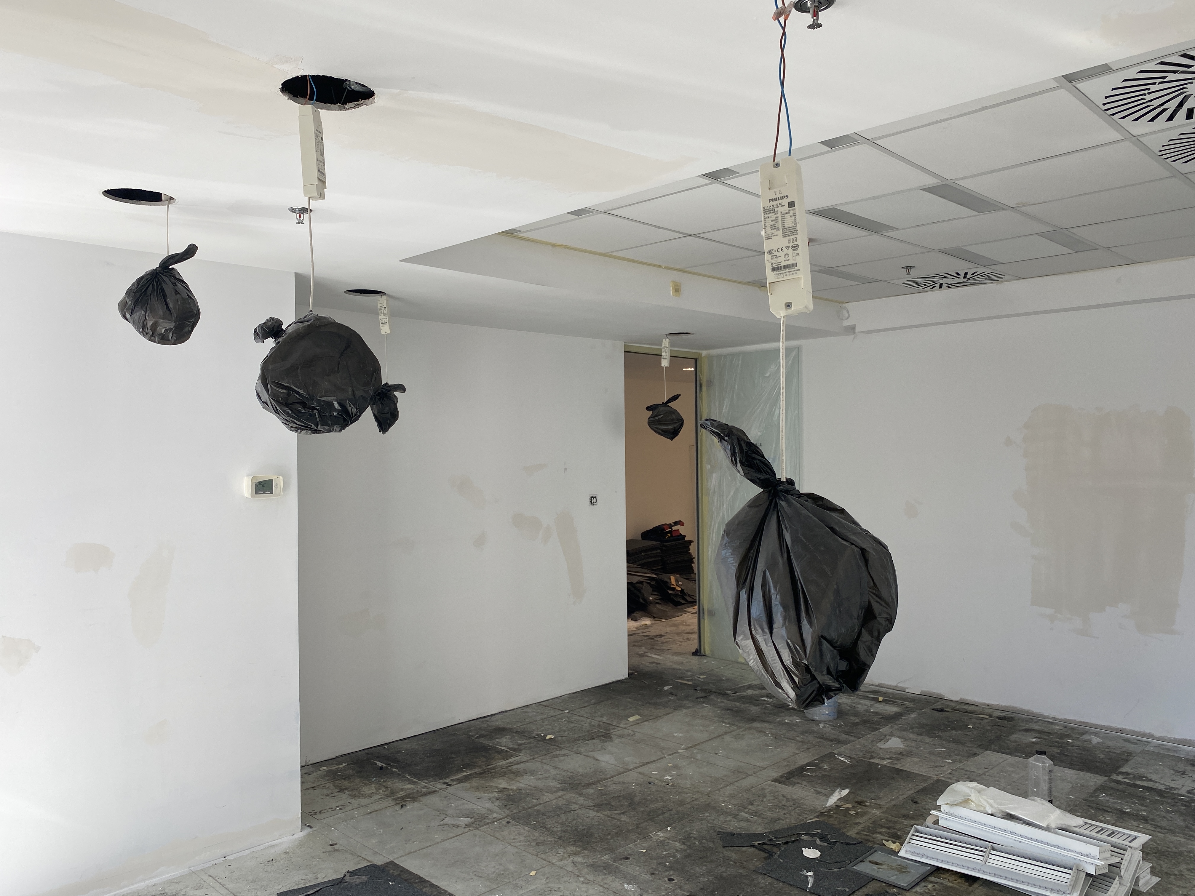 Zugrav Iași — Renovare spațiu comercial, birou (Iași) — În timpul construcției 2