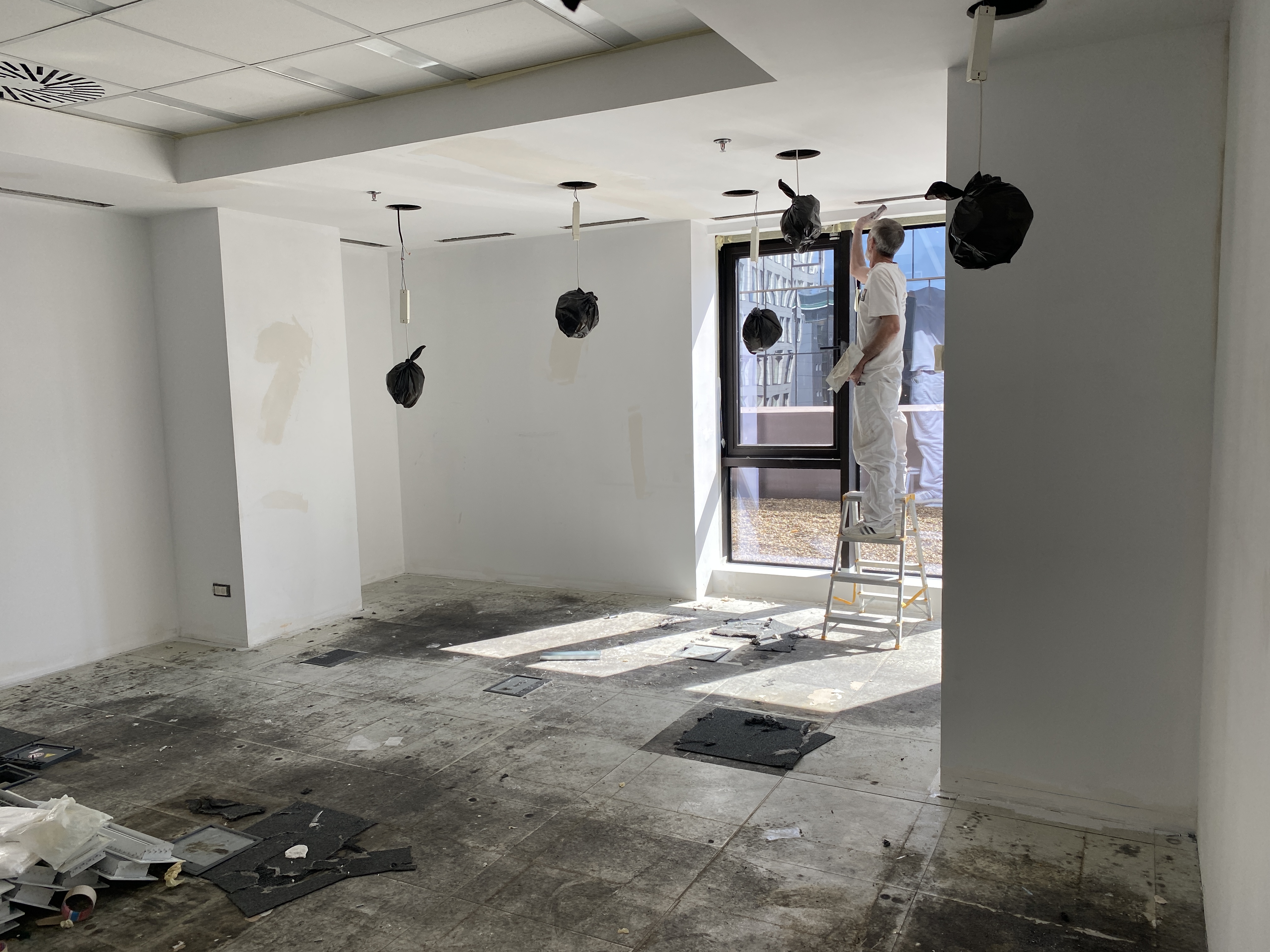 Zugrav Iași — Renovare spațiu comercial, birou (Iași) — În timpul construcției 3