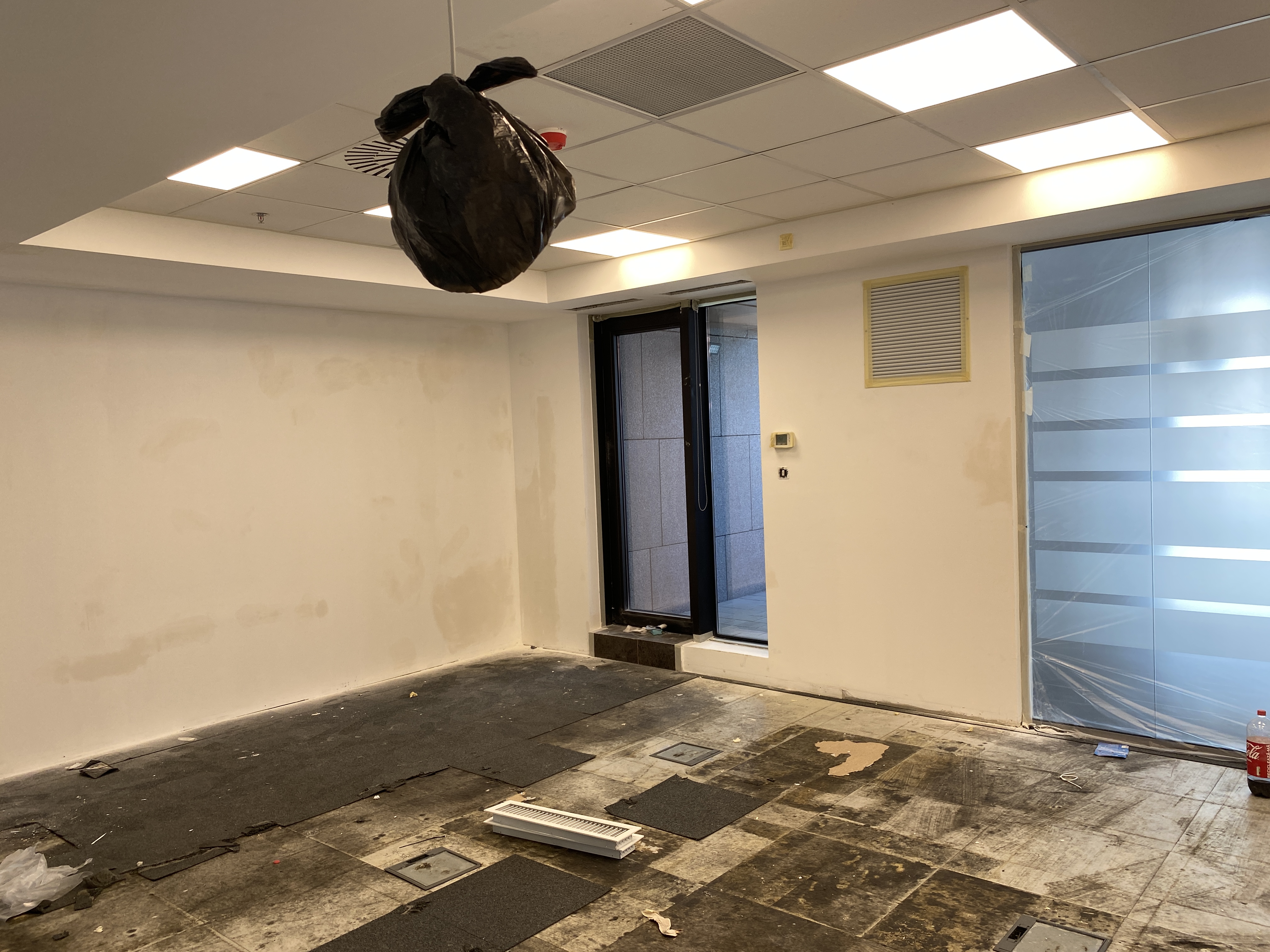 Zugrav Iași — Renovare spațiu comercial, birou (Iași) — În timpul construcției 4